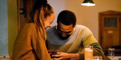 a couple sitting at a table and chatting as a symbol of introvert dating