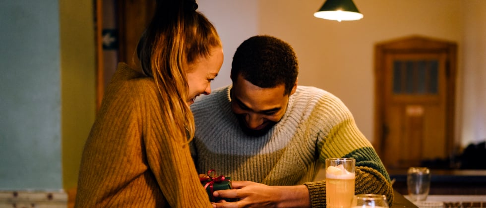 a couple sitting at a table and chatting as a symbol of introvert dating